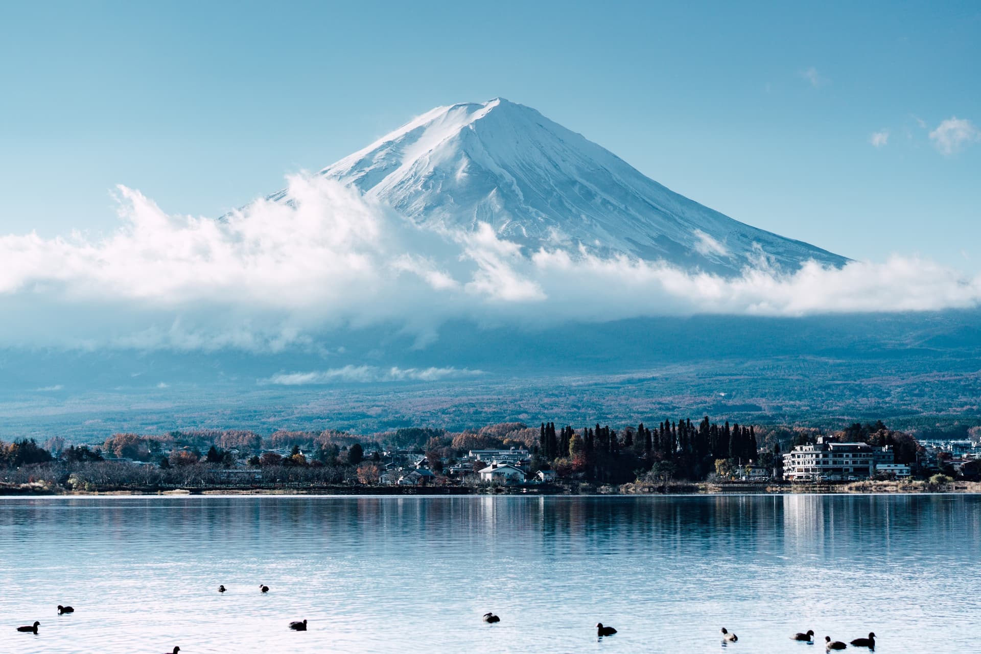 En las orillas del lago Kawaguchiko, el Mt Fuji nos contempla